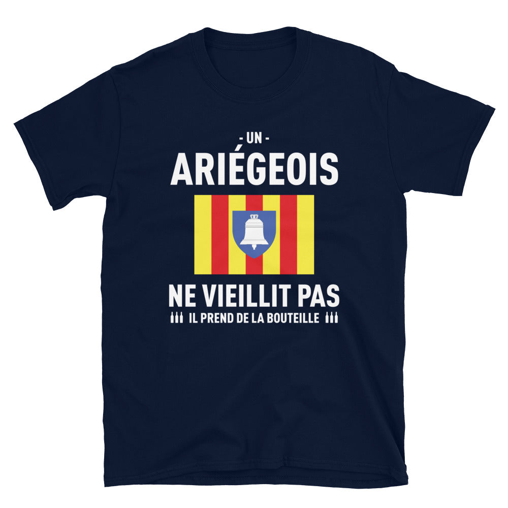 Un Ariégeois ne vieillit pas il prend de la bouteille - T-shirt standard - Ici & Là - T-shirts & Souvenirs de chez toi