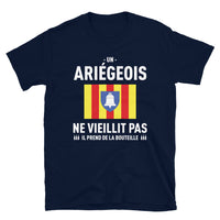 Thumbnail for Un Ariégeois ne vieillit pas il prend de la bouteille - T-shirt standard - Ici & Là - T-shirts & Souvenirs de chez toi