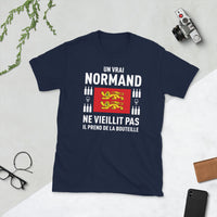 Thumbnail for Un vrai normand prend de la bouteille - T-shirt standard - Ici & Là - T-shirts & Souvenirs de chez toi