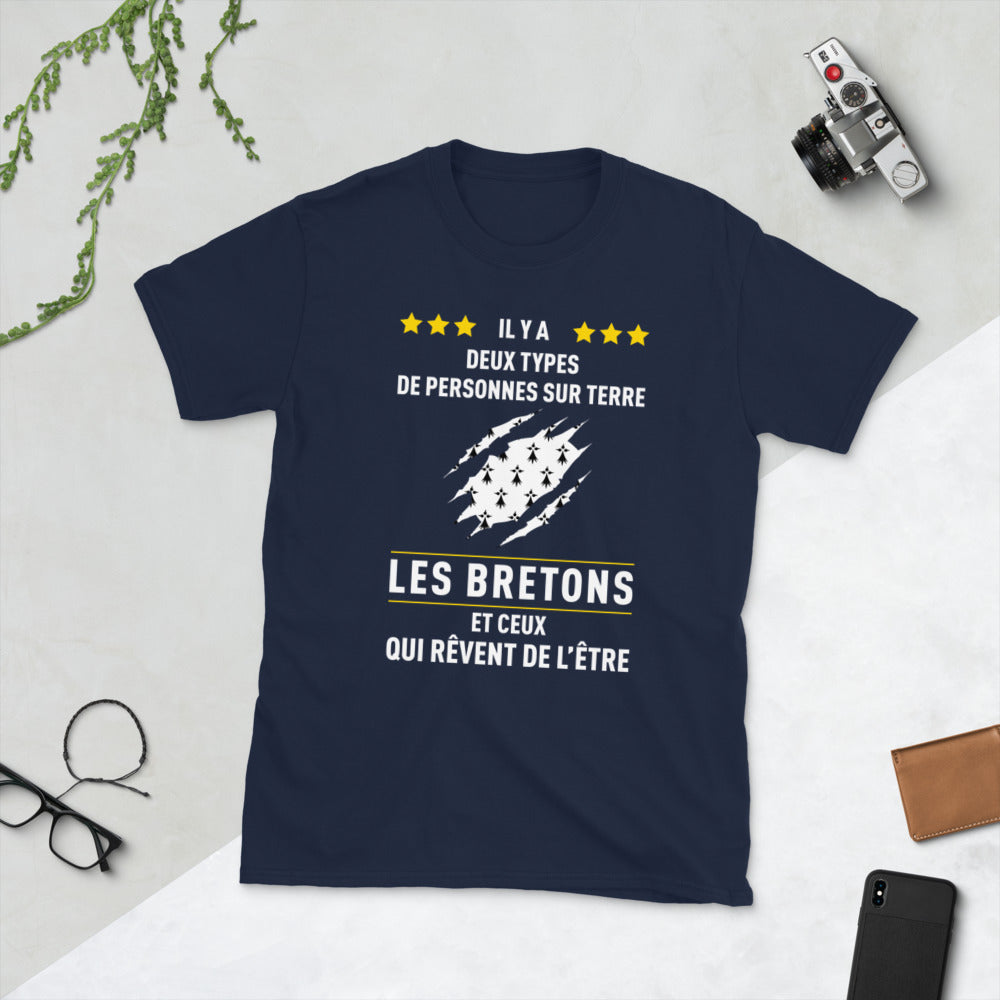 Bretons, Il y a deux types de personnes - T-shirt standard - Ici & Là - T-shirts & Souvenirs de chez toi