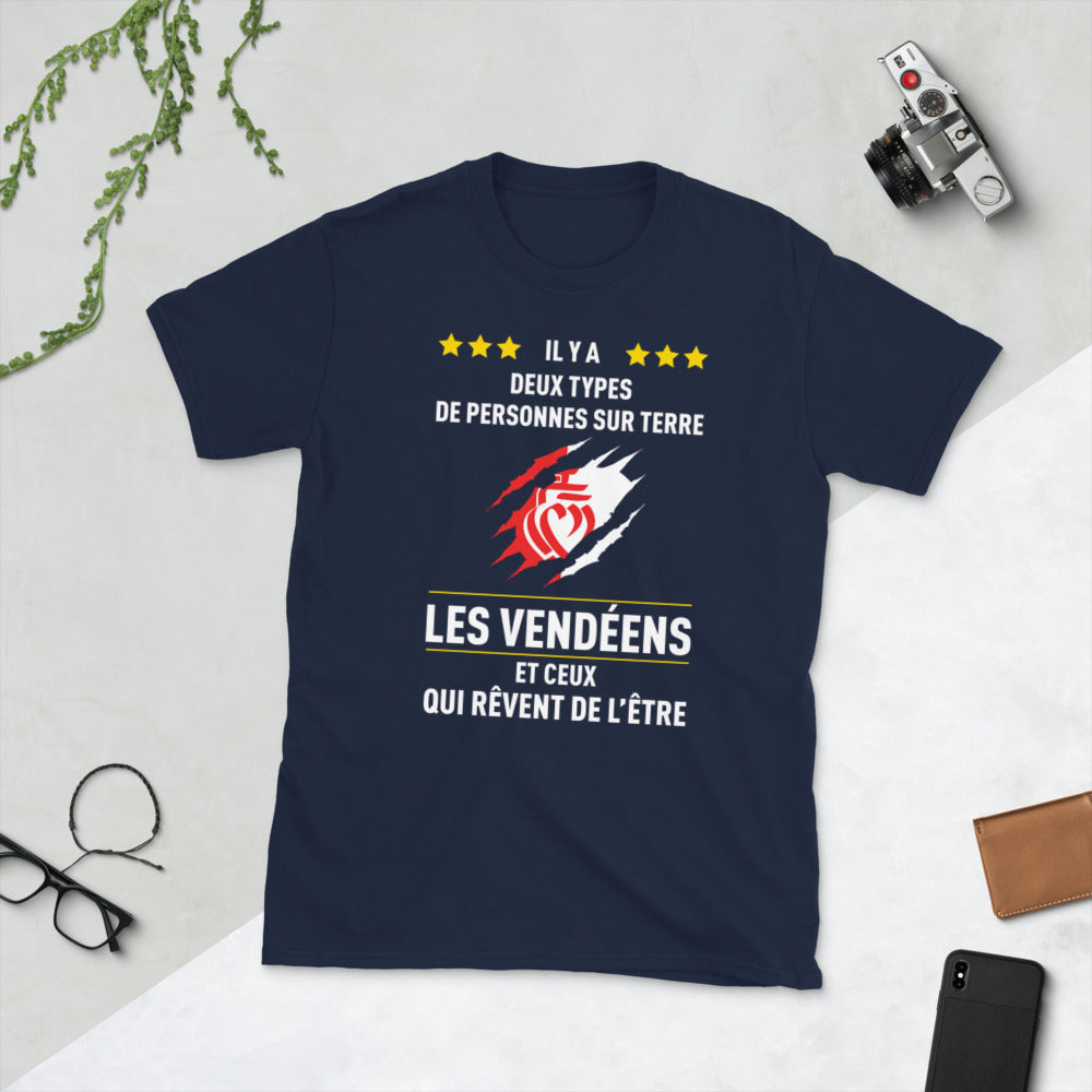 Deux types de personnes, les Vendéens et ceux qui rêvent de l'être - T-shirt standard - Ici & Là - T-shirts & Souvenirs de chez toi