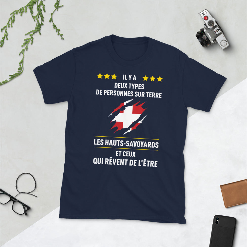 Deux types de personnes, les Hauts-Savoyards et ceux qui rêvent de l'être - T-shirt standard Savoie - Ici & Là - T-shirts & Souvenirs de chez toi