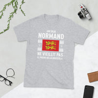 Thumbnail for Un vrai normand prend de la bouteille - T-shirt standard - Ici & Là - T-shirts & Souvenirs de chez toi