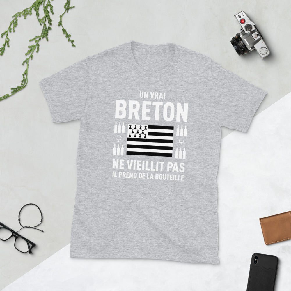 Un vrai Breton prend de la bouteille - T-shirt standard - Ici & Là - T-shirts & Souvenirs de chez toi