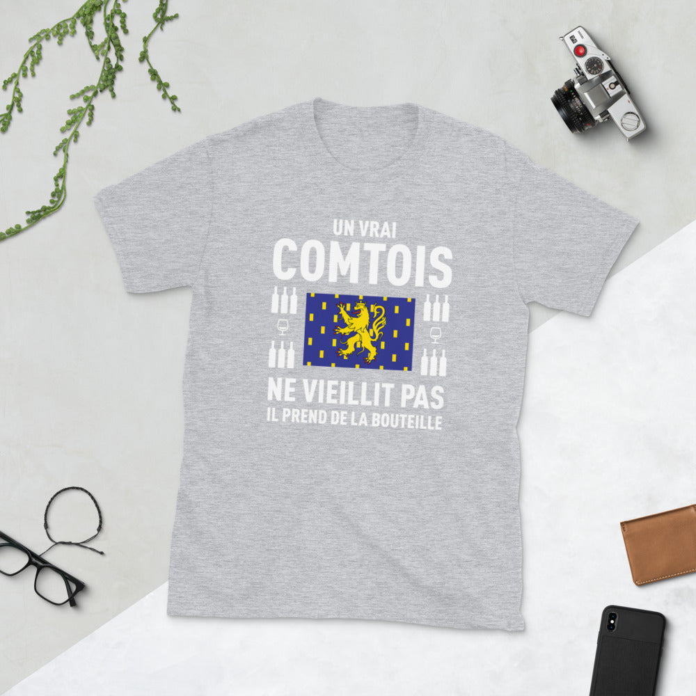 Un vrai Comtois prend de la bouteille - T-shirt standard - Ici & Là - T-shirts & Souvenirs de chez toi