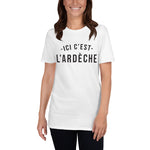 Ici c'est l'Ardèche - T-shirt standard - Ici & Là - T-shirts & Souvenirs de chez toi