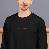 Thumbnail for Broderie love is love aux couleurs du drapeau arc-en-ciel LGBT - Sweatshirt brodé - Ici & Là - T-shirts & Souvenirs de chez toi