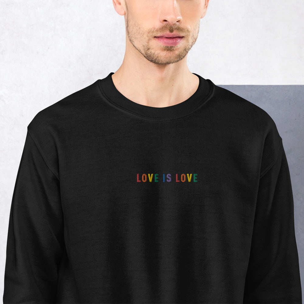 Broderie love is love aux couleurs du drapeau arc-en-ciel LGBT - Sweatshirt brodé - Ici & Là - T-shirts & Souvenirs de chez toi