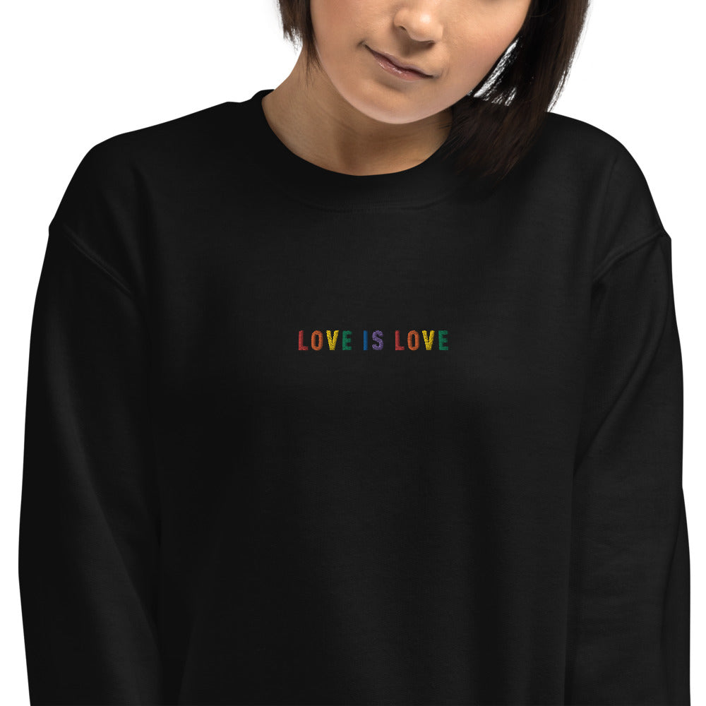 Broderie love is love aux couleurs du drapeau arc-en-ciel LGBT - Sweatshirt brodé - Ici & Là - T-shirts & Souvenirs de chez toi