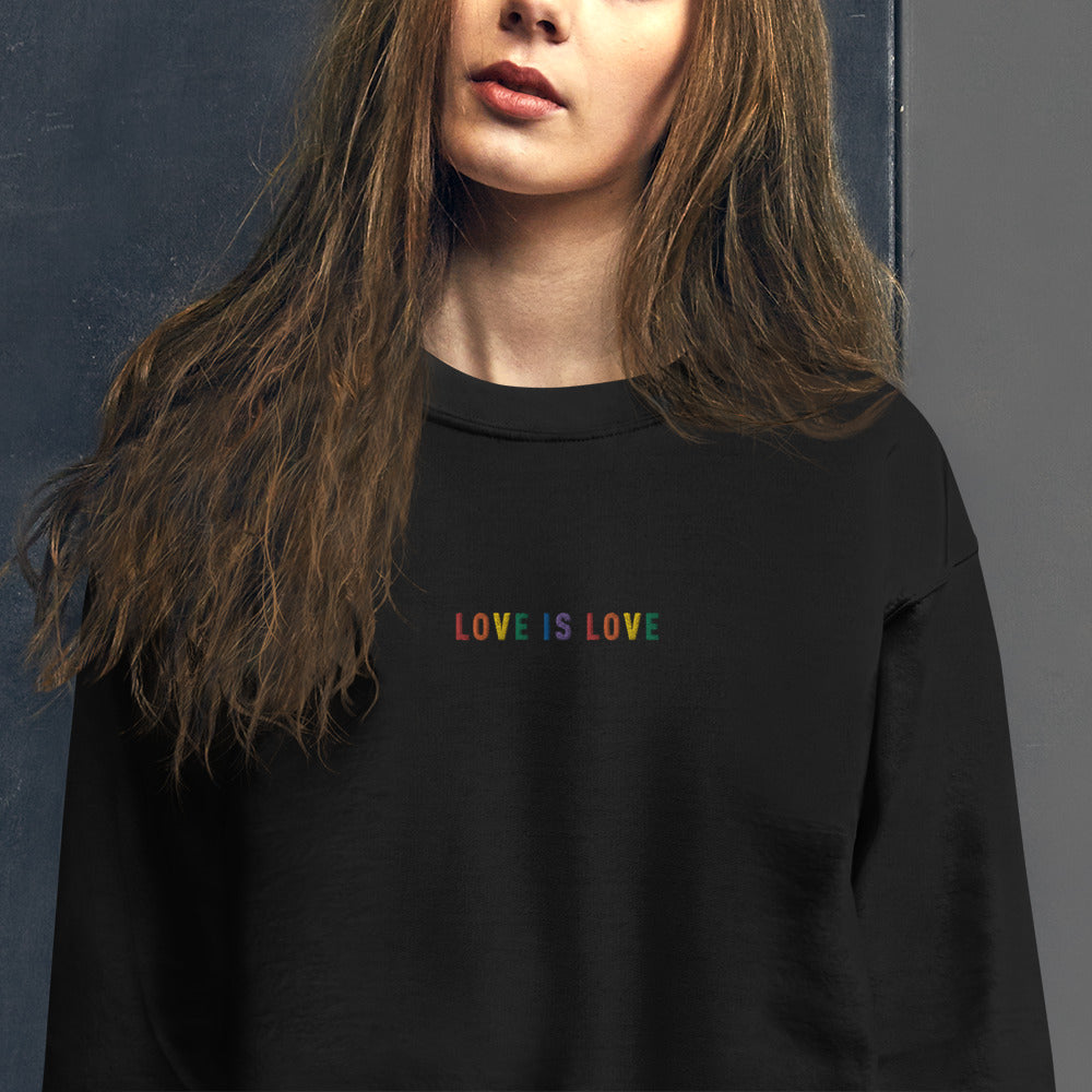 Broderie love is love aux couleurs du drapeau arc-en-ciel LGBT - Sweatshirt brodé - Ici & Là - T-shirts & Souvenirs de chez toi