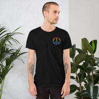 Thumbnail for Signe de la paix brodé - peace symbol - aux couleurs du drapeau arc-en-ciel LGBT - T-shirt unisexe - Ici & Là - T-shirts & Souvenirs de chez toi