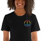 Signe de la paix brodé - peace symbol - aux couleurs du drapeau arc-en-ciel LGBT - T-shirt unisexe - Ici & Là - T-shirts & Souvenirs de chez toi