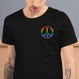 Signe de la paix brodé - peace symbol - aux couleurs du drapeau arc-en-ciel LGBT - T-shirt unisexe - Ici & Là - T-shirts & Souvenirs de chez toi