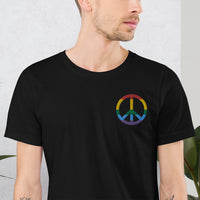Thumbnail for Signe de la paix brodé - peace symbol - aux couleurs du drapeau arc-en-ciel LGBT - T-shirt unisexe - Ici & Là - T-shirts & Souvenirs de chez toi