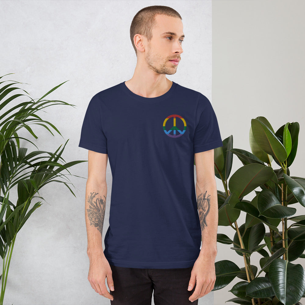 Signe de la paix brodé - peace symbol - aux couleurs du drapeau arc-en-ciel LGBT - T-shirt unisexe - Ici & Là - T-shirts & Souvenirs de chez toi