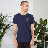 Thumbnail for Signe de la paix brodé - peace symbol - aux couleurs du drapeau arc-en-ciel LGBT - T-shirt unisexe - Ici & Là - T-shirts & Souvenirs de chez toi