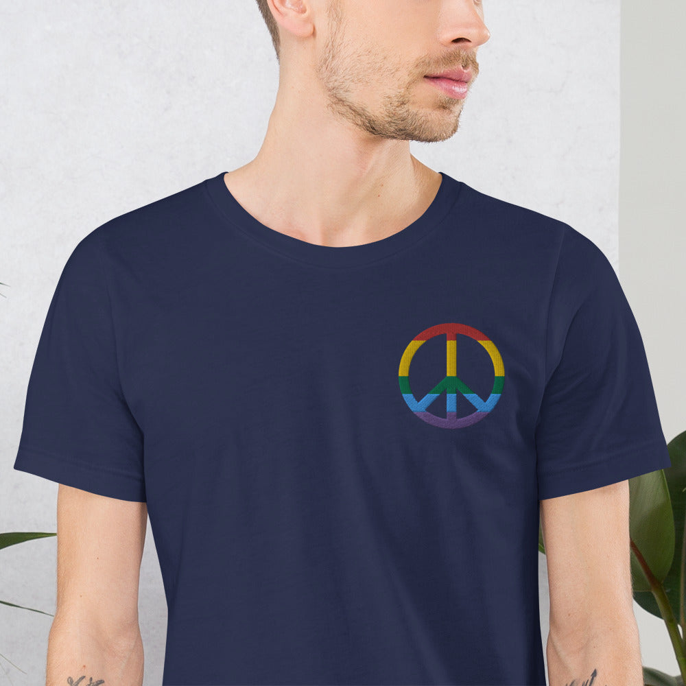 Signe de la paix brodé - peace symbol - aux couleurs du drapeau arc-en-ciel LGBT - T-shirt unisexe - Ici & Là - T-shirts & Souvenirs de chez toi