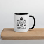 Il est où le bonheur, il est où ? Il est en Bretagne - Tasse Mug de couleur - Ici & Là - T-shirts & Souvenirs de chez toi