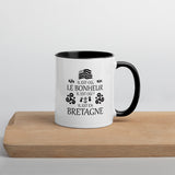 Il est où le bonheur, il est où ? Il est en Bretagne - Tasse Mug de couleur - Ici & Là - T-shirts & Souvenirs de chez toi