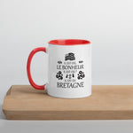Il est où le bonheur, il est où ? Il est en Bretagne - Tasse Mug de couleur - Ici & Là - T-shirts & Souvenirs de chez toi