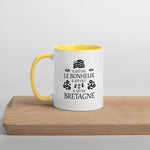Il est où le bonheur, il est où ? Il est en Bretagne - Tasse Mug de couleur - Ici & Là - T-shirts & Souvenirs de chez toi